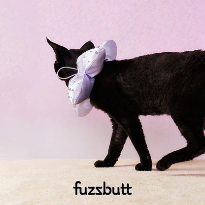 Babero Fuzzbutt Satinado con Flor de Cinco Pétalos