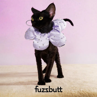 Babero Fuzzbutt Satinado con Flor de Cinco Pétalos