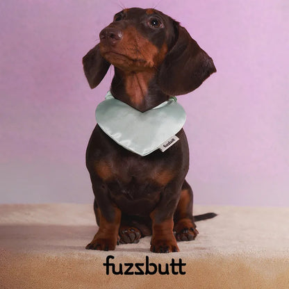 Babero acolchado con forma de corazón de satén Fuzzbutt