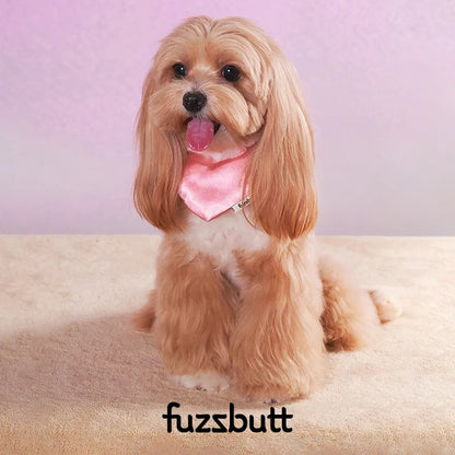 Babero acolchado con forma de corazón de satén Fuzzbutt