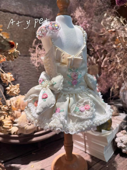 Vestido de verano para perro en blanco crema con cinta bordada