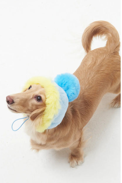 Sombrero de felpa con pompones FuzFuz para mascotas