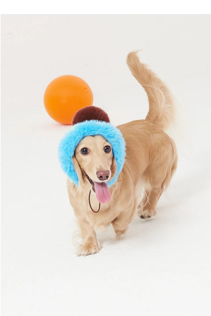 Sombrero de felpa con pompones FuzFuz para mascotas