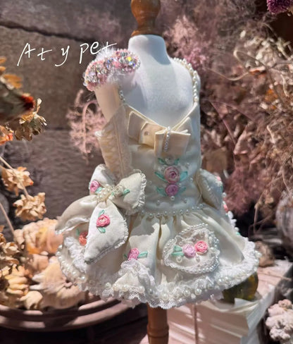 Vestido de verano para perro en blanco crema con cinta bordada