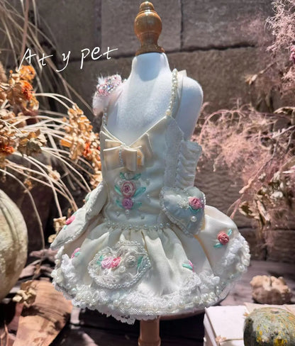 Vestido de verano para perro en blanco crema con cinta bordada